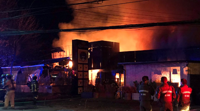 Incendio consume restaurante en Vitacura que dejó serios daños estructurales