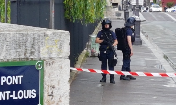 Hombre fue abatido tras intentar atacar a un policía en catedral de Notre Dame en París