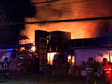 Incendio consume restaurante en Vitacura que dejó serios daños estructurales