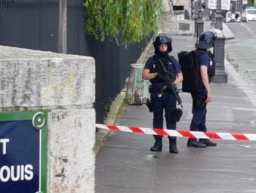 Hombre fue abatido tras intentar atacar a un policía en catedral de Notre Dame en París