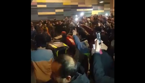 Los registros de la batalla campal que ocurrió en el Metro de Tobalaba