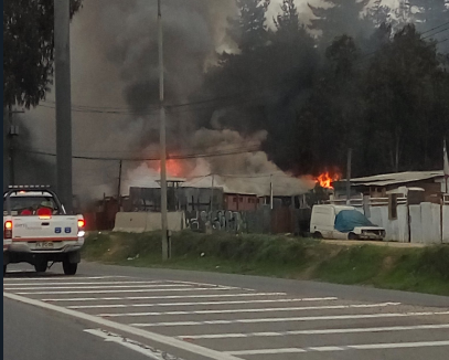 Incendio deja tres viviendas destruidas en el sector de Placilla en Valparaíso