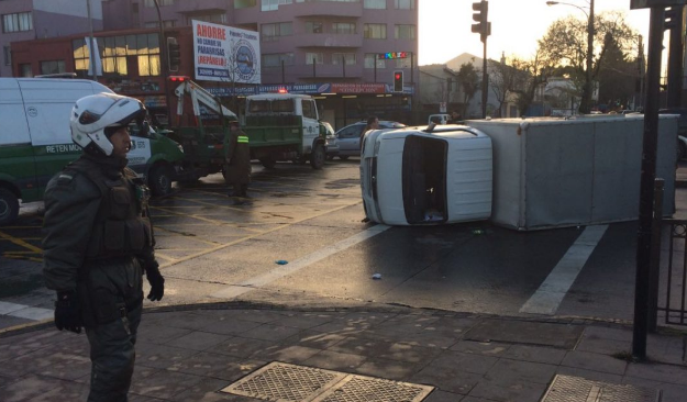 Camión se vuelva tras colisionar con retén de Carabineros en Concepción