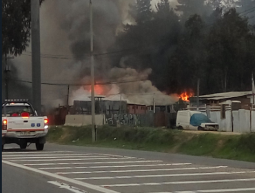 Incendio deja tres viviendas destruidas en el sector de Placilla en Valparaíso