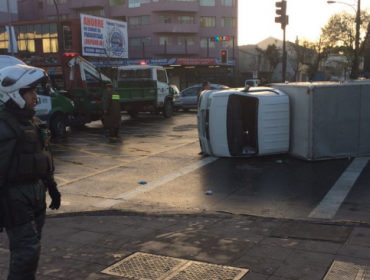 Camión se vuelva tras colisionar con retén de Carabineros en Concepción