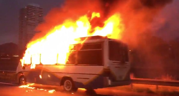 Bus se incendia en plena Costanera Norte provocando alta congestión vehicular