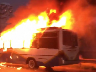 Bus se incendia en plena Costanera Norte provocando alta congestión vehicular