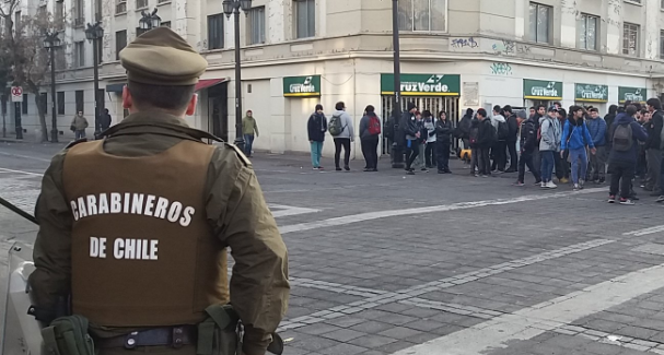 Incidentes en Liceo de Aplicación habría dejado a un joven quemado por bomba molotov