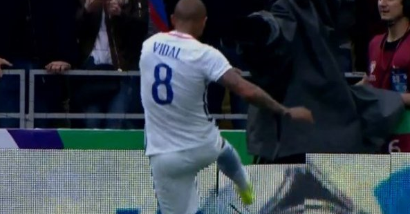 Dolorosa caída, rabieta y gol anulado: El partido aparte de Vidal ante Rusia