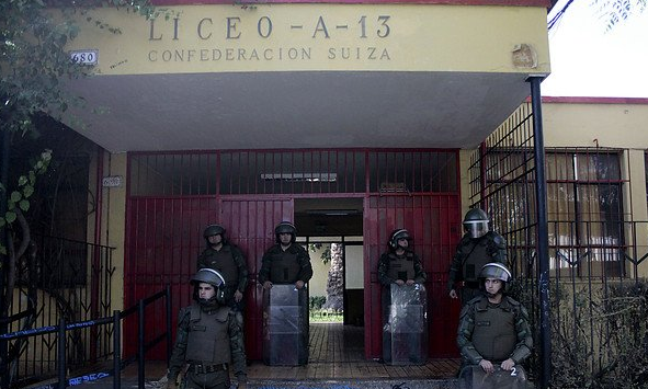 Nuevo desalojo en Liceo Confederación Suiza deja 16 personas detenidas