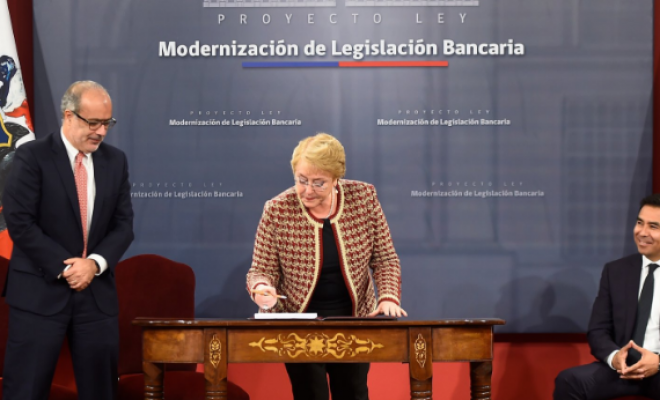 Bachelet firma proyecto de ley que moderniza la Ley General de Bancos