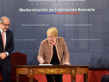 Bachelet firma proyecto de ley que moderniza la Ley General de Bancos