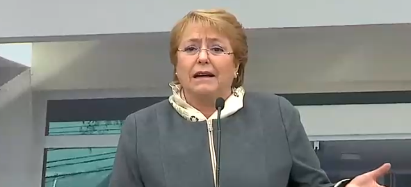 Mujer interrumpe discurso de Bachelet en ceremonia realizada en Puente Alto