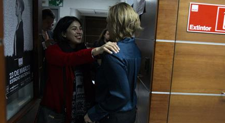 Risas, bromas y abrazos: El reencuentro entre Carolina Goic y Karol Cariola