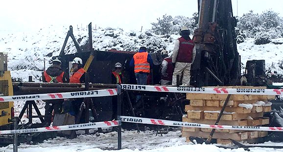 Siete días cumplen los mineros atrapados mientras continúan labores de rescate