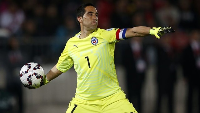 Claudio Bravo no entrena junto al plantel previo al duelo ante Camerún