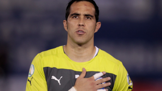 ANFP confirma que Claudio Bravo no estará ante Camerún por lesión