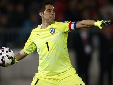 Claudio Bravo no entrena junto al plantel previo al duelo ante Camerún