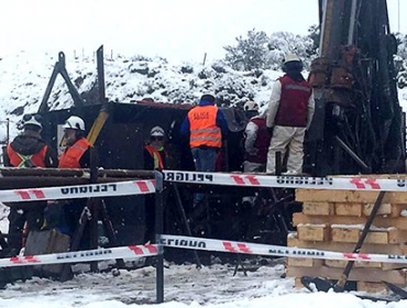 Siete días cumplen los mineros atrapados mientras continúan labores de rescate