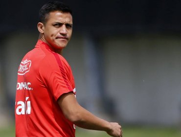 Alexis Sánchez sale resentido de la práctica tras recibir golpe en el tobillo