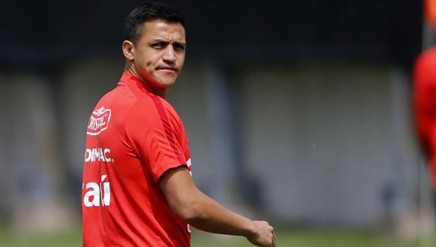 Alexis Sánchez sale resentido de la práctica tras recibir golpe en el tobillo