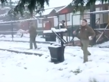 Video: Obreros y Carabineros protagonizan “guerra de nieve” en Aysén