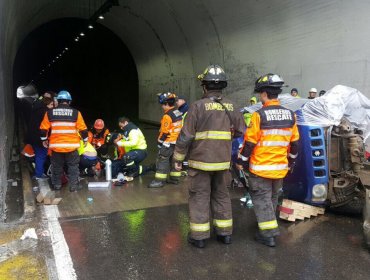 Hombre muere tras perder control de su auto en Ruta Las Palmas en Viña del Mar