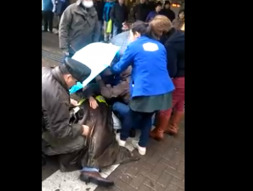 Por fuertes vientos, letrero metálico cae encima de una persona en Concepción