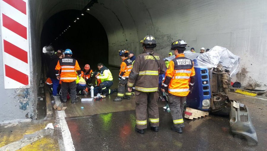 Hombre muere tras perder control de su auto en Ruta Las Palmas en Viña del Mar