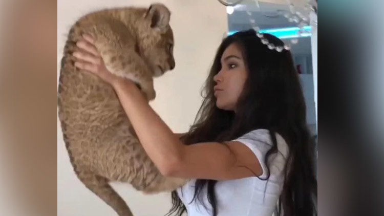 Viral: Sexy modelo rusa levanta un cachorro león y este le orina en su cara