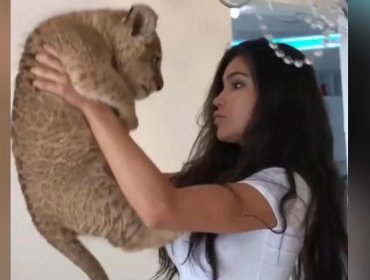 Viral: Sexy modelo rusa levanta un cachorro león y este le orina en su cara