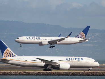 Pasajeros descubren una fuga de combustible en un vuelo de United Airlines