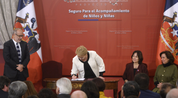 Bachelet firma Proyecto de acompañamiento de los padres a sus hijos con enfermedades graves