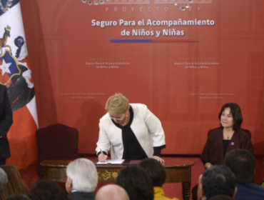 Bachelet firma Proyecto de acompañamiento de los padres a sus hijos con enfermedades graves