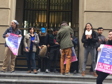 Estudiantes de la Confech protestaron a las afueras del Ministerio de Hacienda