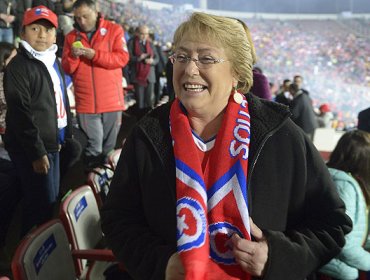 Presidenta Bachelet felicitó a los jugadores de la Roja tras partido contra Alemania