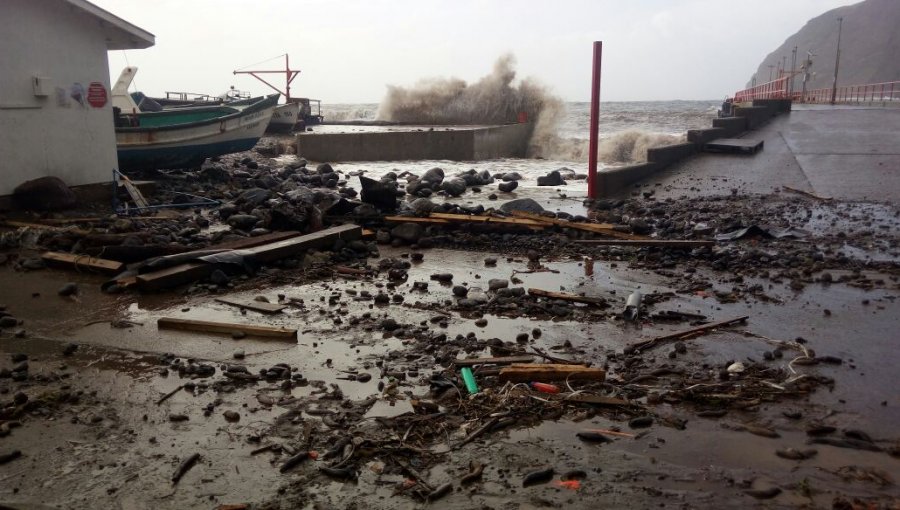 Fuerte oleaje destruye camino costero en Isla de Juan Fernández