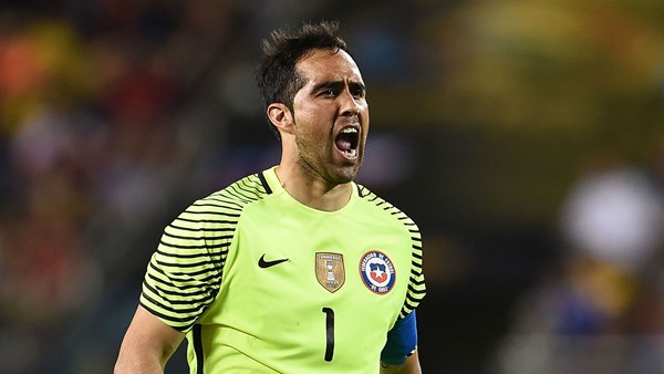 Claudio Bravo vuelve al arco de la Selección chilena