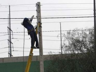 Más de 5 mil clientes permanecen sin energía eléctrica en Región del Maule