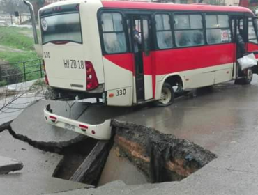 Gran socavón sorprendió a una micro en el sector de El Olivar en Viña del Mar