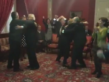 Se filtró vídeo de Bachelet y Ministro Eyzaguirre celebrando triunfo de Chile