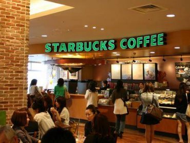 Beca de alimentos Junaeb ahora se podrá usar en locales de cadena Starbucks