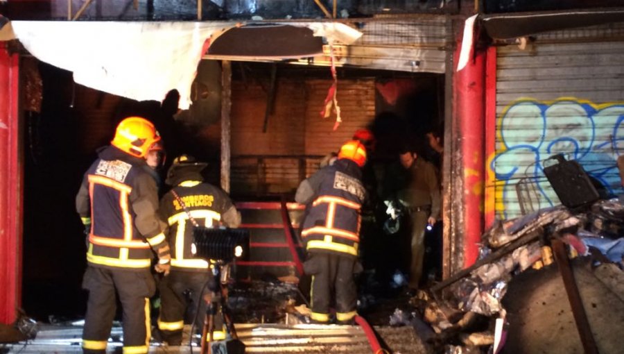 Incendio en Estación Central consume por completo una tienda de ropa