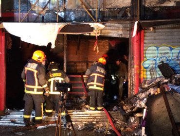 Incendio en Estación Central consume por completo una tienda de ropa