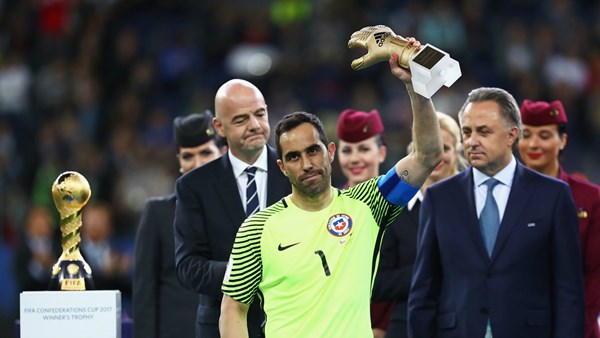 Claudio Bravo: "Es un verdadero honor recibir por tercera vez el guante de oro"