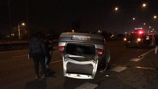 Espectacular volcamiento en Vespucio Norte: Conductor de auto se da a la fuga