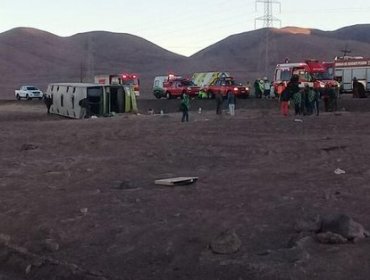 Tur Bus vuelca de madrugada en el norte del país dejando cinco personas heridas