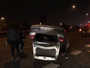Espectacular volcamiento en Vespucio Norte: Conductor de auto se da a la fuga