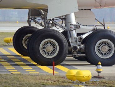 Niño de 15 años viaja de un continente a otro en el tren de aterrizaje de un avión