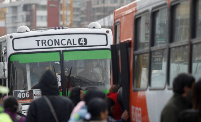 Pasajeros de Transantiago matan a golpes a hombre acusado de robar celular